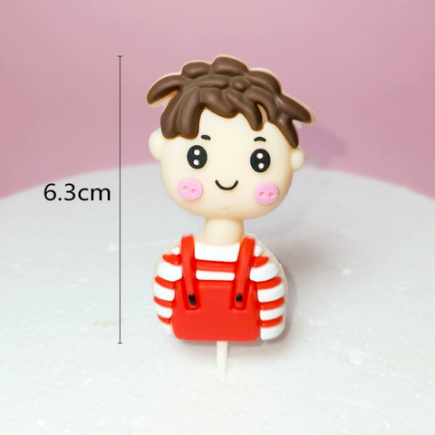 Que Kute nhựa dẻo BÉ TRAI ÁO KẺ ĐỎ