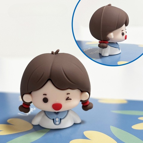 Kute thân bé gái tóc nâu áo trắng