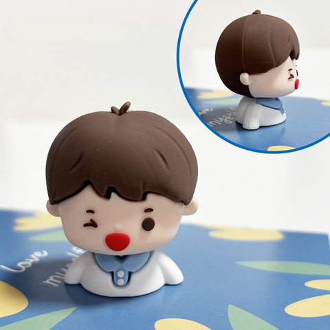 Kute thân bé trai tóc nâu áo trắng