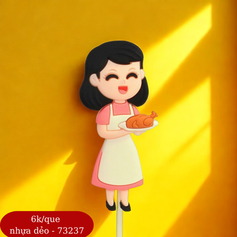 Kute slc mẹ bưng đĩa gà quay