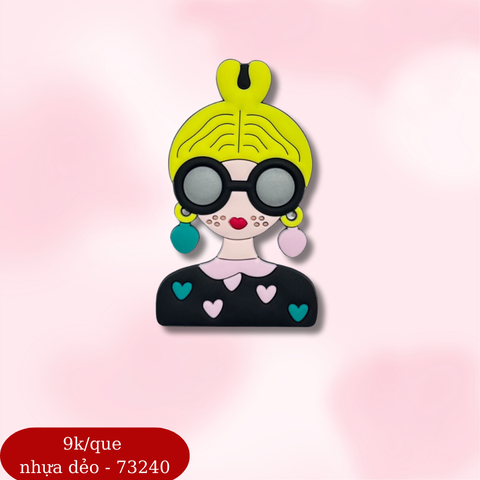 Kute slc cô gái áo đen tóc vàng đeo kính