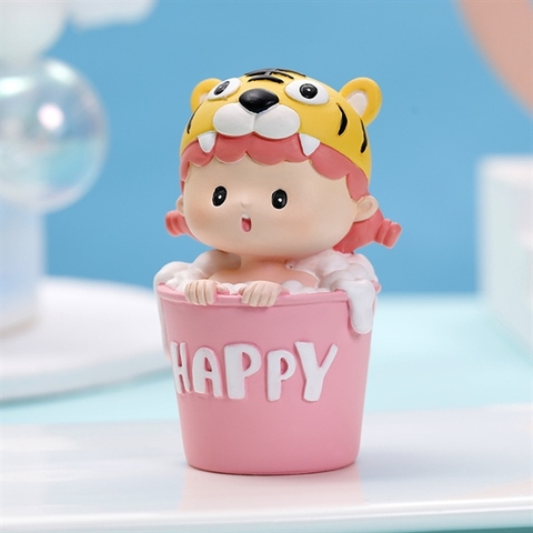 Trang trí bé gái hổ sứ ngồi xô HỒNG