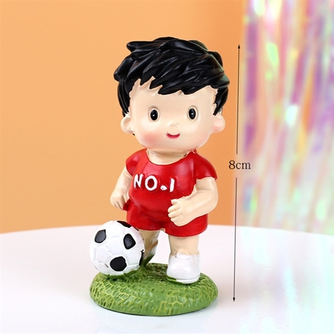 Bé trai cầu thủ bóng đá Sứ áo ĐỎ