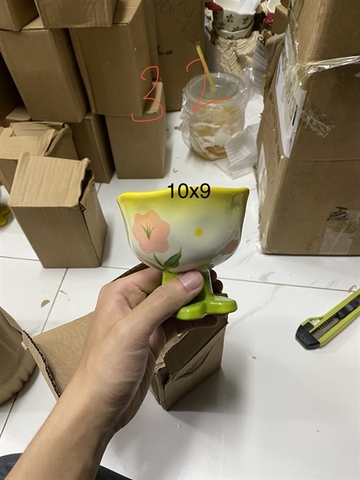 A154 ly kem hoa hồng nền vàng chân xanh lá