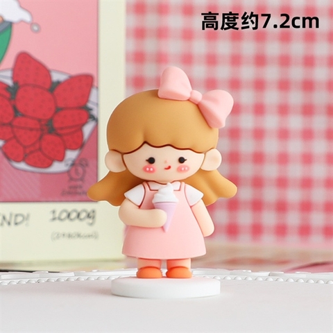 Trang trí BÉ GÁI kute đứng váy CAM cầm kem ỐC QUẾ + NƠ CAM