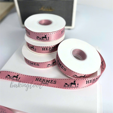 Rb sần HERMES PARIS nền hồng đất chữ ĐEN khổ 2,5cm*45m