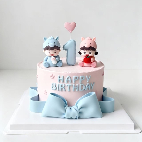 Kute bé ngựa hồng ngồi ôm quả táo