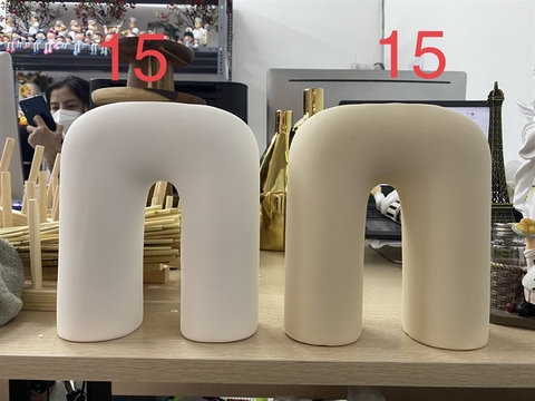 Lọ hoa chữ N vàng cao 18cm