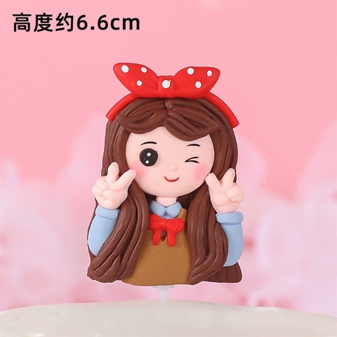 Que kute SLC CÔ GÁI áo gile nơ đỏ chấm bi NÂU tóc dài