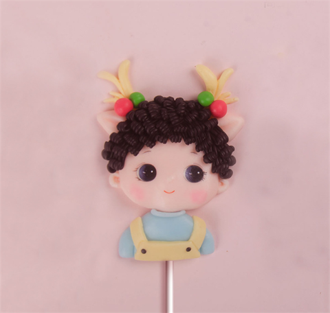 Que kute SLC bé trai tóc xoăn 2 sừng