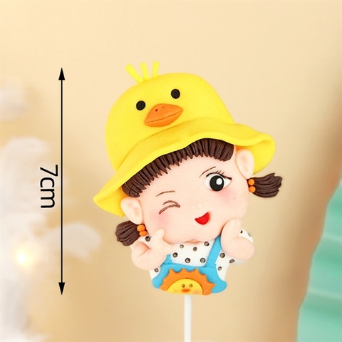 Que kute BÉ GÁI YẾM XANH đội MŨ VỊT VÀNG