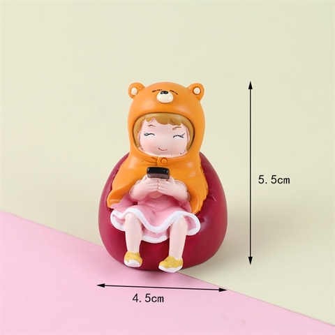 Bé gái ngồi ghế cầm điện thoại NHỰA-SALE