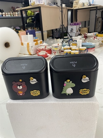 Thùng đựng mini trên oto có hình dán