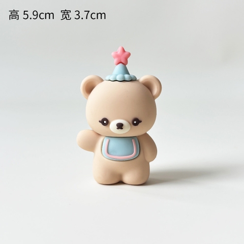 Kute gấu đứng màu nâu nhạt yếm xanh mũ xanh sao hồng (5,9cm)