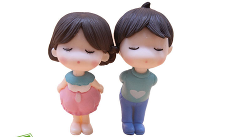 Đồ chơi trang trí đôi trai gái hôn nhau váy hồng