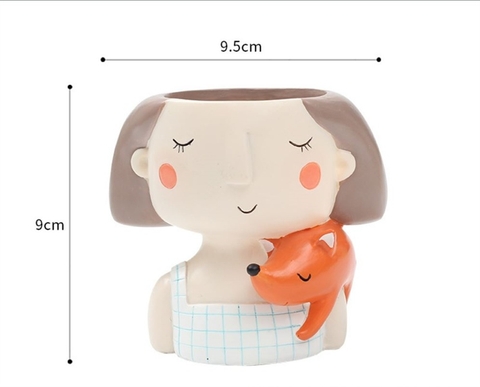 Tượng cô gái tóc ngắn áo ca rô con cáo 8.5*9cm(Q1)