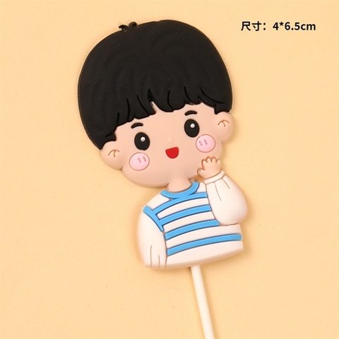 Que Kute bé Trai áo kẻ Xanh trắng má hồng nhựa dẻo MỚI