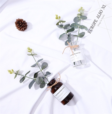 Lọ hoa thủy tinh decor màu vàng nâu cổ nhỏ kèm hai lá táo