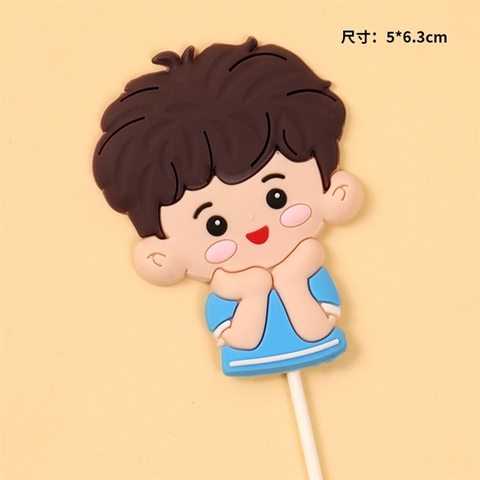 Que Kute Bé trai má hồng chống cằm áo xanh NHỰA DẺO