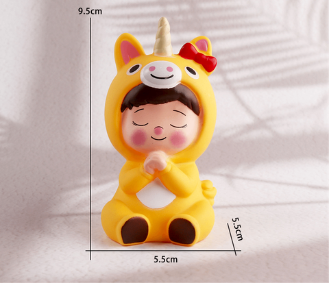 Bé gái ngựa nhựa chống cằm màu vàng
