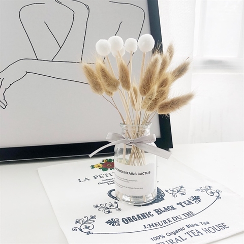 Bình decor thủy tinh màu trắng kèm hoa khô