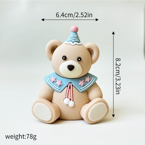 Kute gấu ngồi màu nâu nhạt yếm xanh mũ xanh chóp hồng (8,2cm)