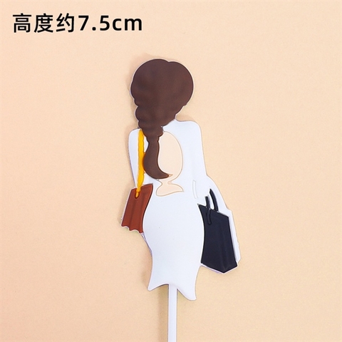 Que kute cô gái tóc ĐEN váy trắng quay lưng xách túi