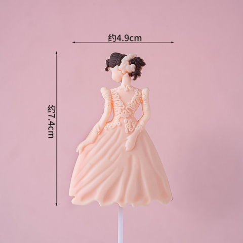 Kute cô gái nghiêng mặt váy hồng cam nhạt