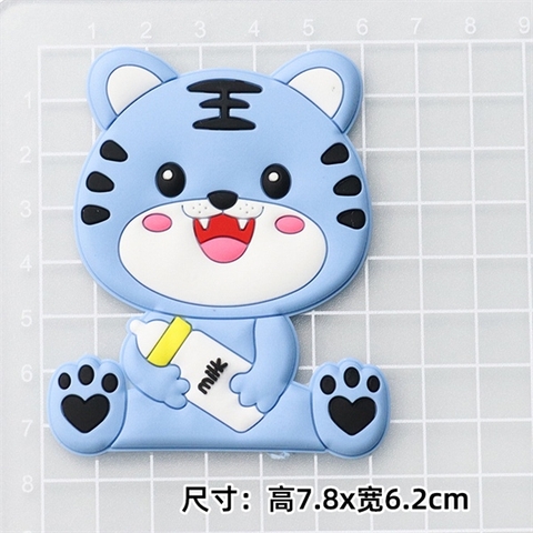 Kute HỔ XANH ngồi cầm bình sữa