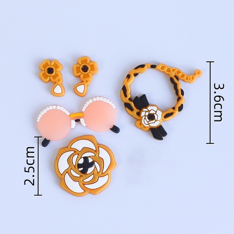 Kute silicon bộ phụ kiện Chanel tone vàng trắng