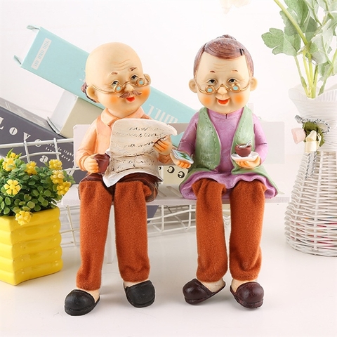 Ông bà đeo kính đọc sách ngồi (OBK)