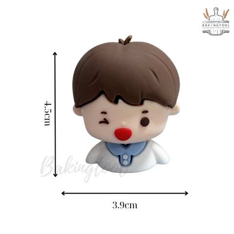 Kute thân bé trai tóc nâu áo trắng