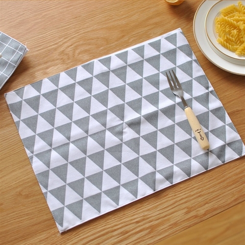 Vải thô lót bàn ăn hình kẻ tam giác KT 30x40