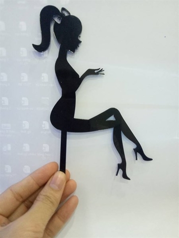 Topper mica cô gái màu đen