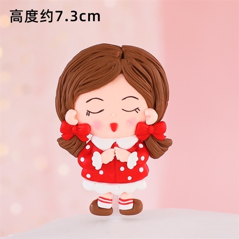 Que kute SLC BÉ GÁI áo chấm bi đỏ buộc tóc 2 bên NÂU nhắm mắt