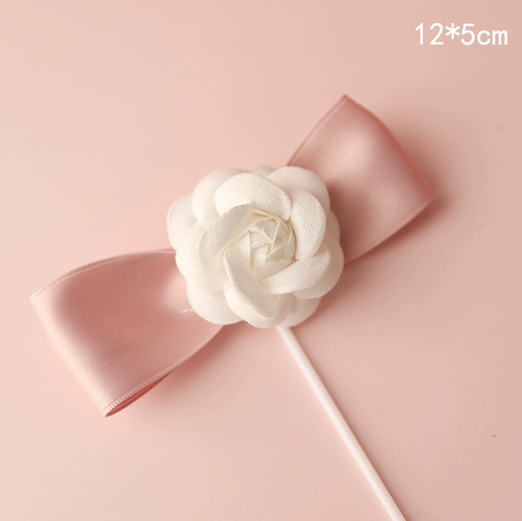 Que cắm nơ hồng hoa trắng