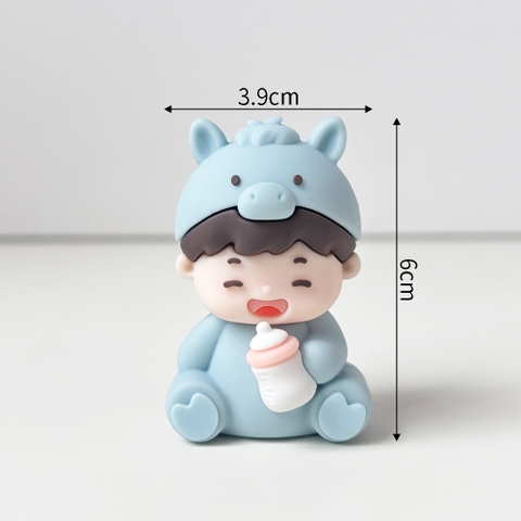 Kute bé ngựa xanh ngồi ôm bình sữa