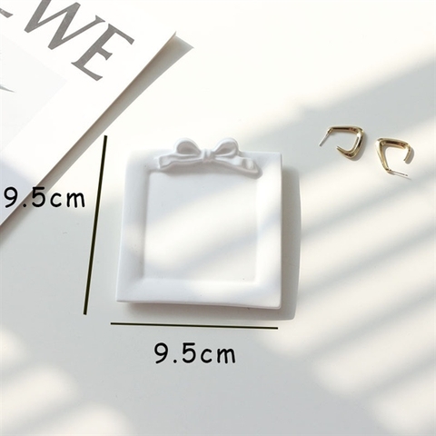 Decor thạch cao đĩa nơ vuông 9.5cm