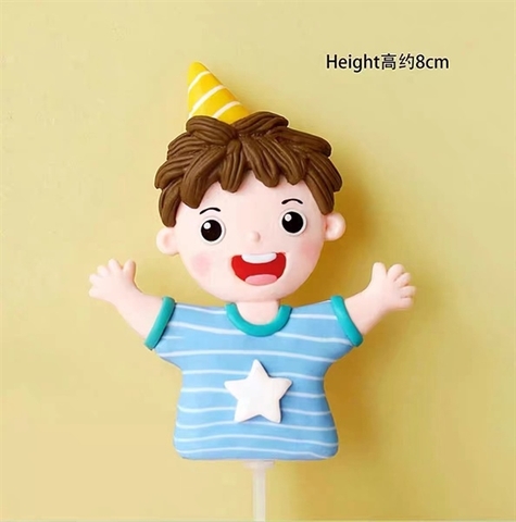 Kute SLC bé trai áo kẻ xanh đội mũ sinh nhật vàng mã mới