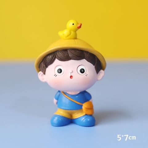 Bé trai mũ vàng đội vịt túi chéo cam sứ