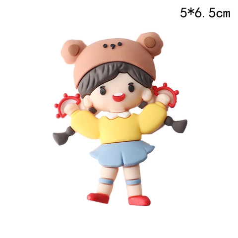 Kute bé gái mũ nâu đứng cầm xúc xắc