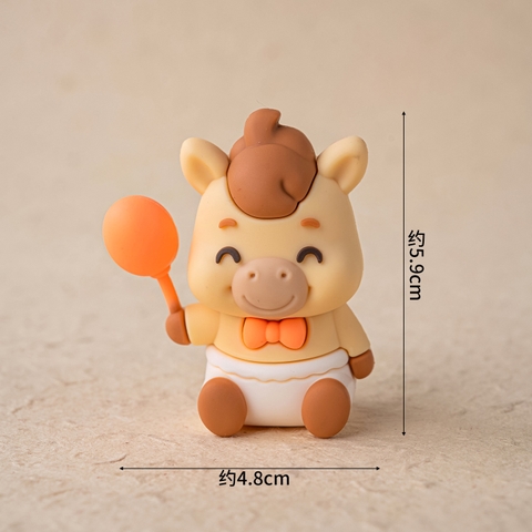 Kute ngựa ngồi cầm bóng cam