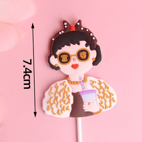 Que cắm kute quý bà áo choàng cầm ly nước