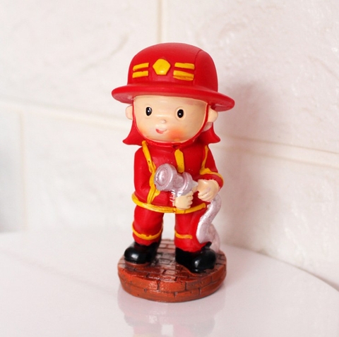 Lính cứu hoả trai cầm VÒI ( sứ)