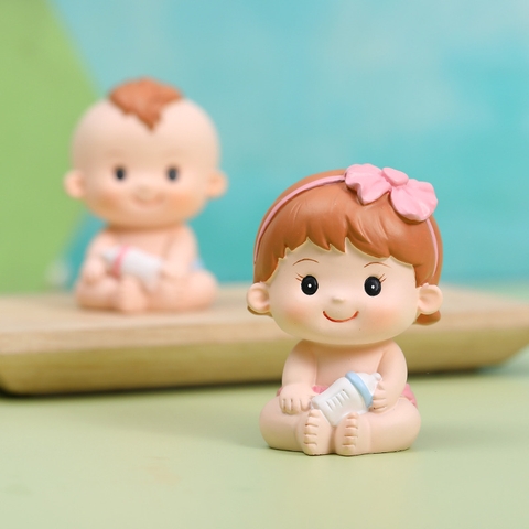 Bé GÁI nơ hồng ôm bình sữa Sứ