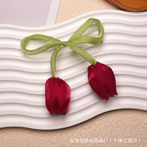 Dây hoa tuylip vải làm nơ màu đỏ đô