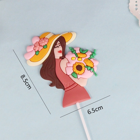 Kute slc cố gái váy hồng mũ rộng vành ôm bó hoa