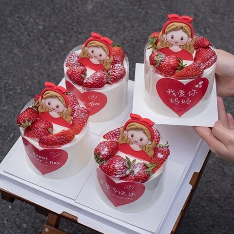 Kute bé gái áo đỏ tóc vàng băng đô đỏ