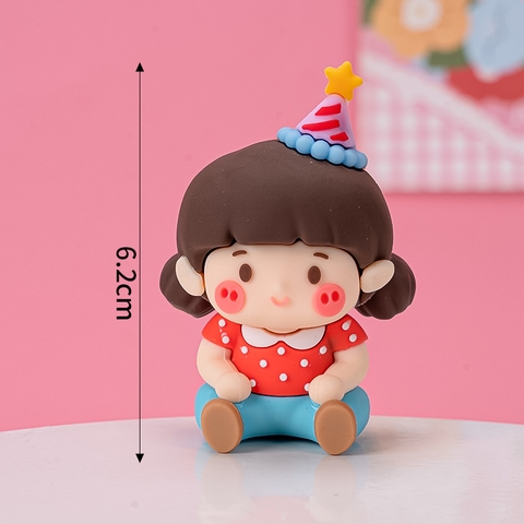 Kute Bé Gái NGỒI áo chấm bi CAM + Má Hồng đội mũ sinh nhật NHỰA ĐẶC