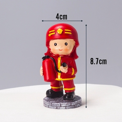 Lính cứu hoả trai cầm BÌNH ( sứ)